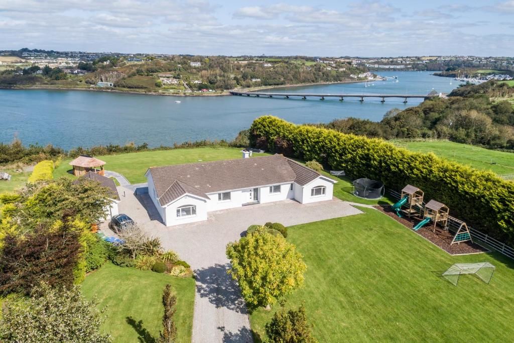 Дома для отпуска Marina views, Kinsale, Exquisite holiday homes, sleeps 16 Кинсейл