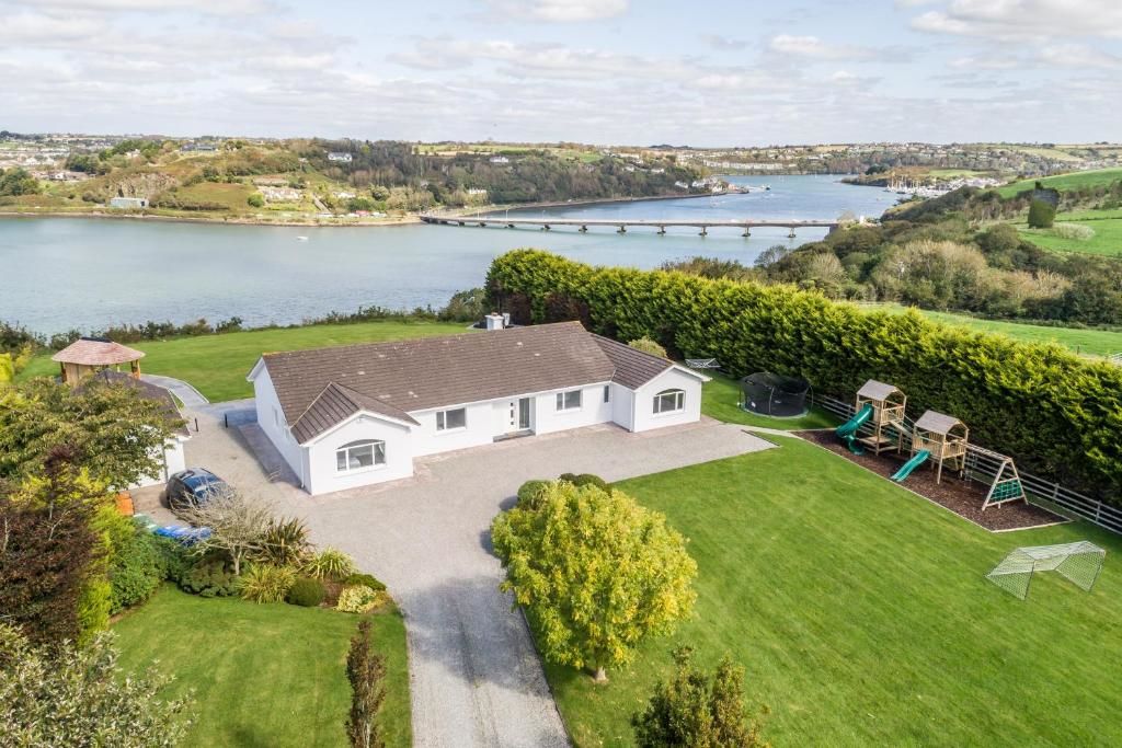 Дома для отпуска Marina views, Kinsale, Exquisite holiday homes, sleeps 16 Кинсейл