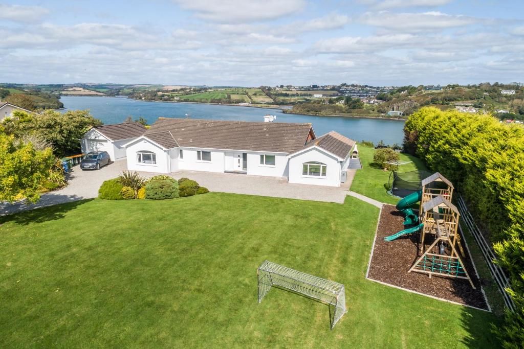 Дома для отпуска Marina views, Kinsale, Exquisite holiday homes, sleeps 16 Кинсейл