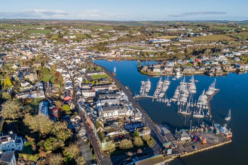 Дома для отпуска Marina views, Kinsale, Exquisite holiday homes, sleeps 16 Кинсейл