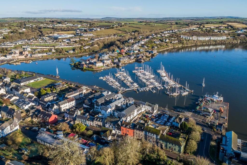 Дома для отпуска Marina views, Kinsale, Exquisite holiday homes, sleeps 16 Кинсейл