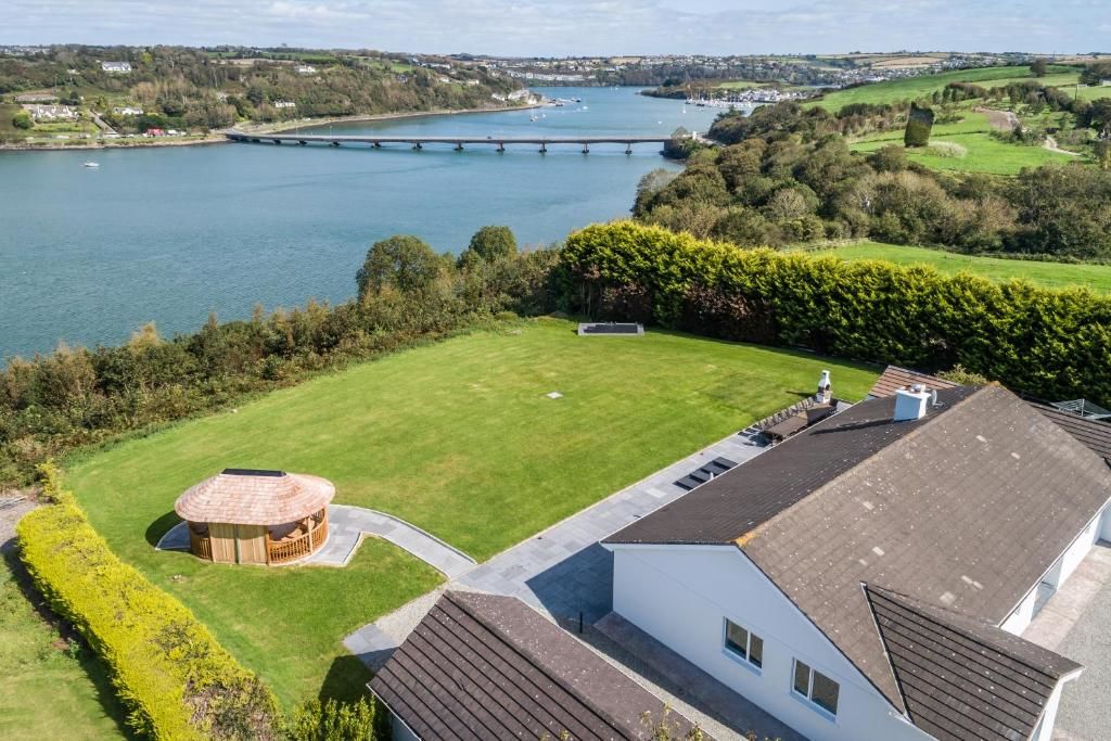 Дома для отпуска Marina views, Kinsale, Exquisite holiday homes, sleeps 16 Кинсейл